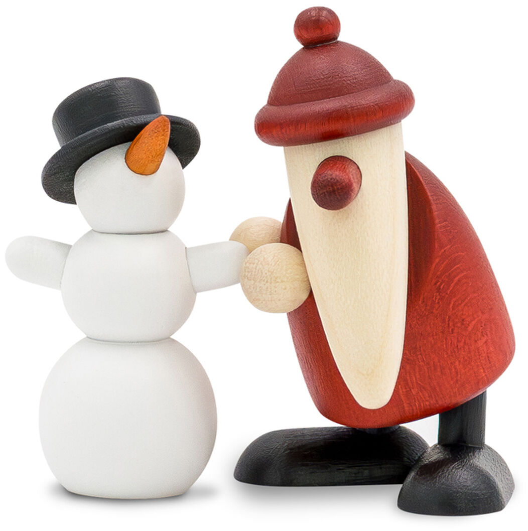 Zwei detailreich gearbeitete Holzfiguren: Ein Weihnachtsmann in rotem Mantel mit Rundmütze beugt sich zu einem kleinen Schneemann mit schwarzem Hut und orangefarbener Karottennase. Beide stehen auf hellem Hintergrund, feine Maserung ist sichtbar.