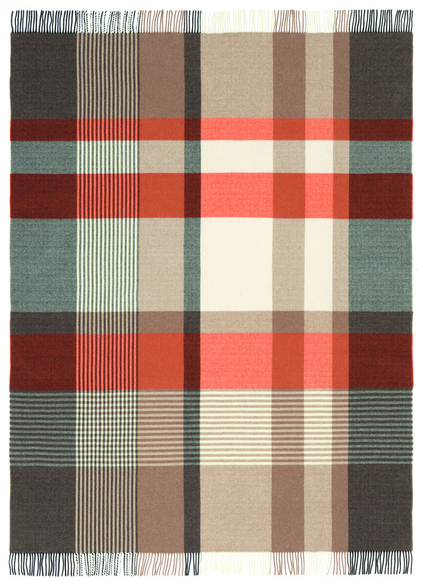 Karierte Decke 'Harris' mit klassischen Karo-Mustern in den Farben Braun, Rot, Grau, Weiß und Beige. Perfekt für gemütliche Abende und als stilvolle Wohnaccessoire.