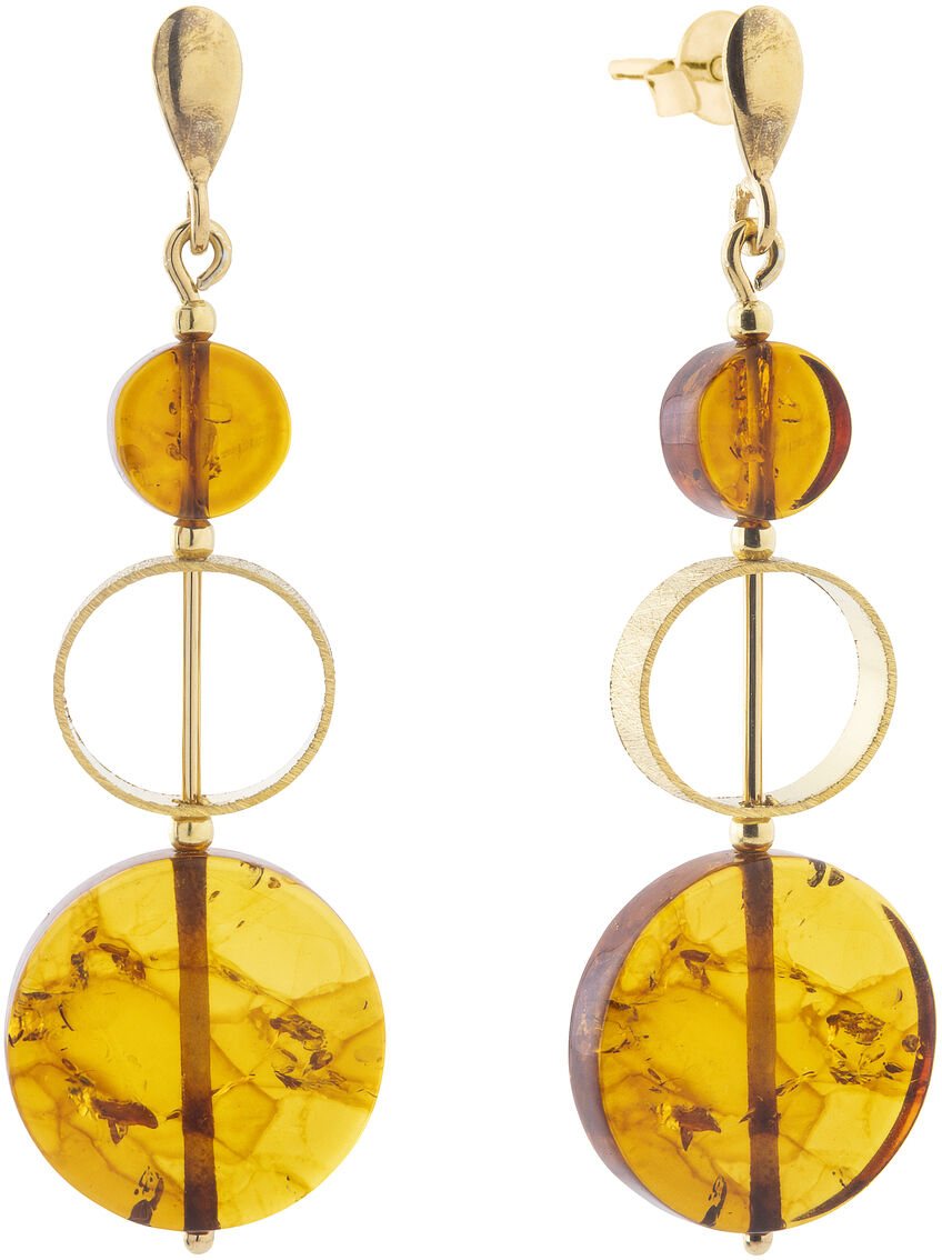 Das Bild zeigt ein Paar elegante Bernsteinohrhänger der Serie »Sinope«. Die filigranen Ohrringe bestehen jeweils aus zwei bernsteinfarbenen Steinen und goldfarbenen Elementen, die zu einem modernen, zeitlosen Schmuckdesign arrangiert sind. Die Ohrhänger reflektieren warmes Licht und eignen sich als stilvolles Accessoire für festliche Anlässe.