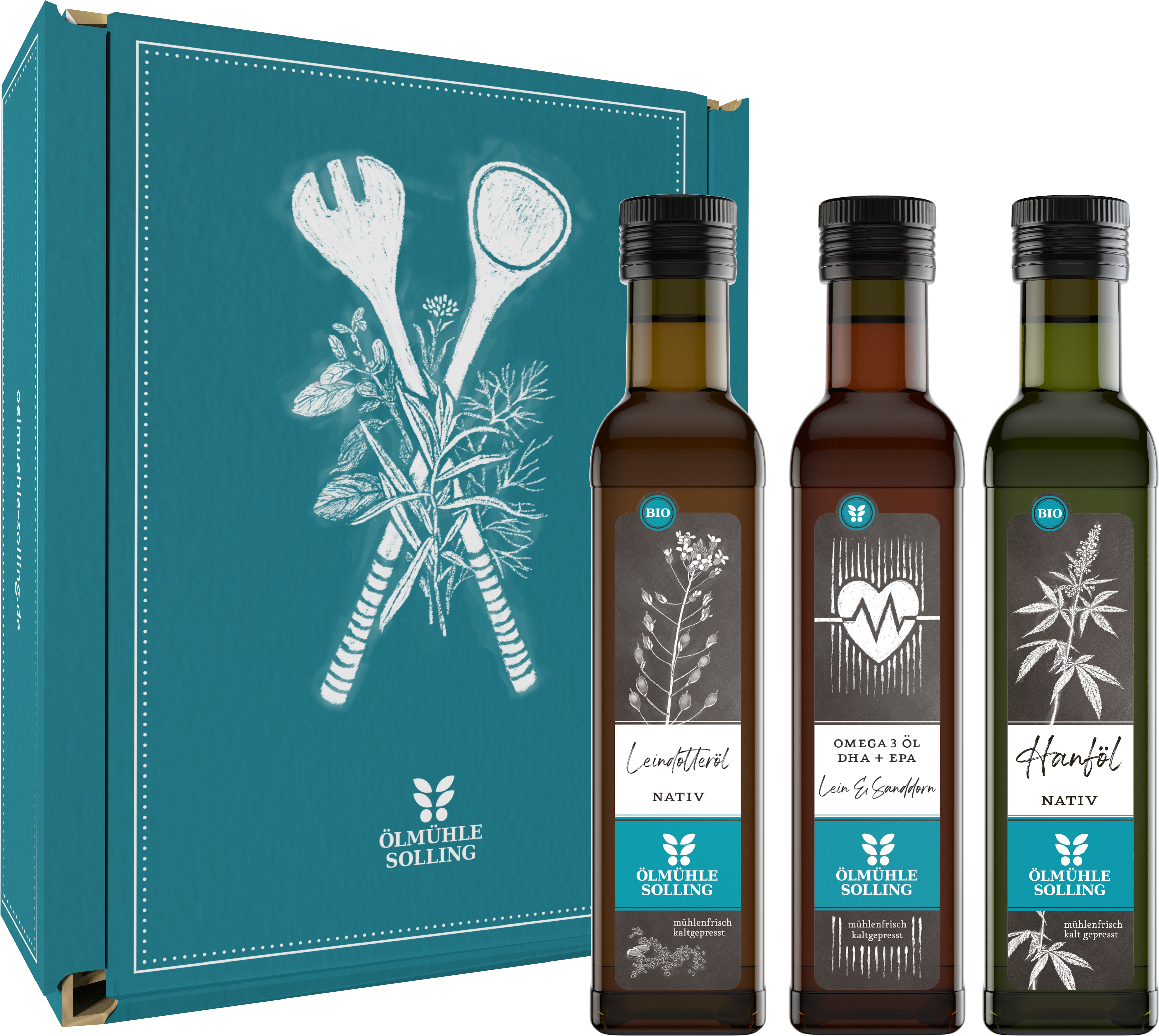 Geschenkset mit drei Bio-Omega-3-Ölen in braunen Glasflaschen vor türkisfarbener Box mit weißen Küchenmotiv-Illustrationen. Jede Flasche ist unterschiedlich etikettiert: Leindotteröl, Omega-3-Öl mit DHA & EPA sowie Hanföl. Label und Verpackung sind modern gestaltet, der Hintergrund ist sauber und schlicht.