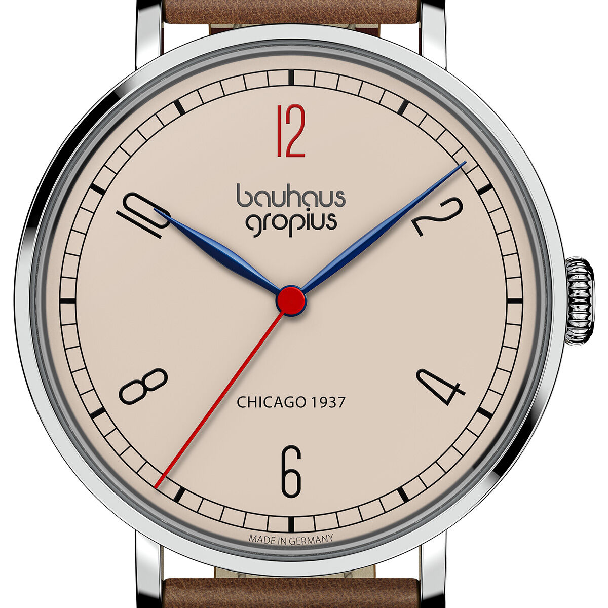 Abgebildet ist eine elegante Armbanduhr der ZEIT-Sonderedition Walter Gropius »New Bauhaus Chicago 1937«. Das runde, silberne Gehäuse umfasst ein beiges Zifferblatt mit minimalistischer Typografie, markanten roten und blauen Zeigern sowie einem braunen Lederarmband. Die Designelemente spiegeln die klare Bauhaus-Ästhetik wider.