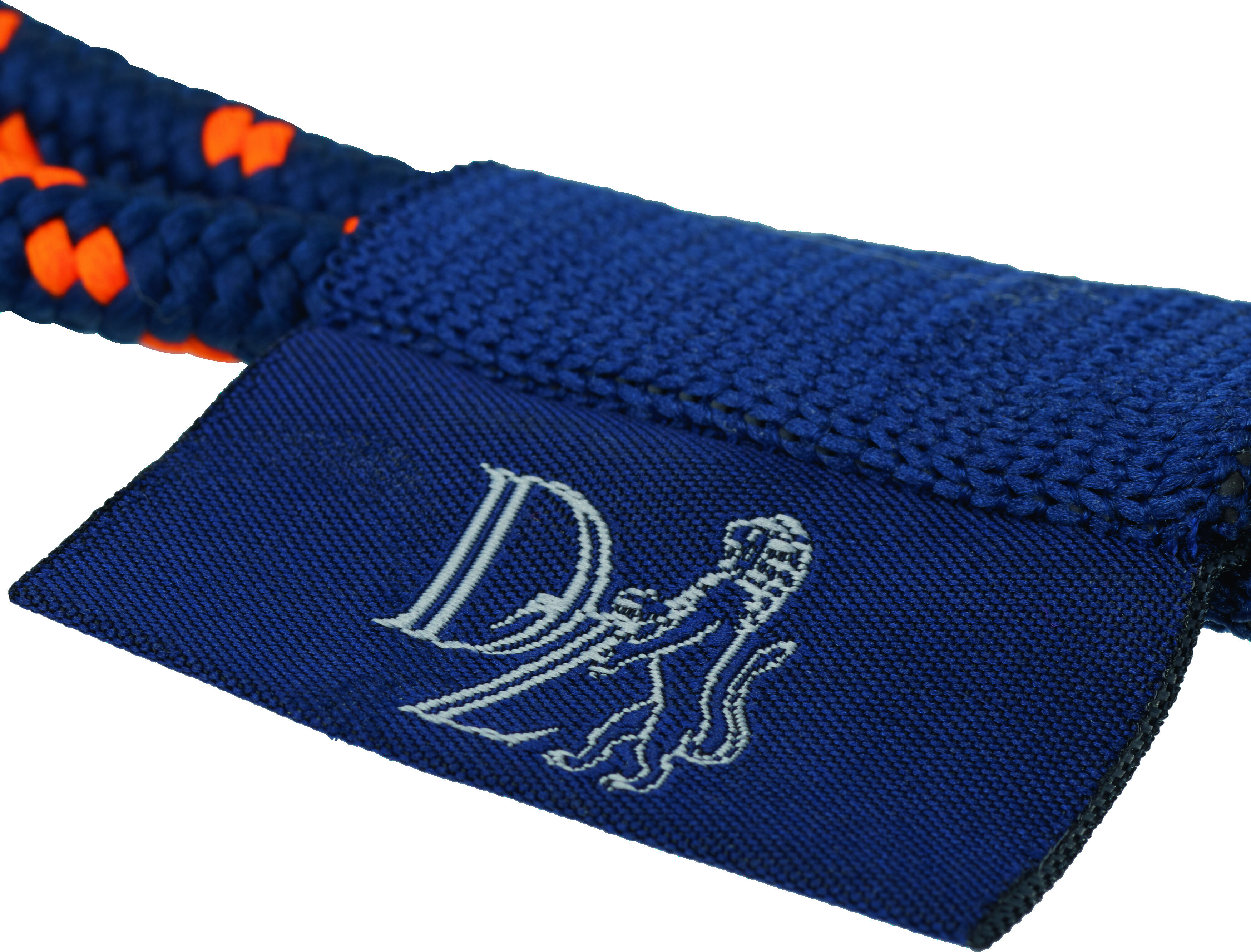 Blauer Schlüsselanhänger aus der ZEIT-Kollektion mit orangen Akzenten und maritimem Seil-Design auf einem weißen Hintergrund.