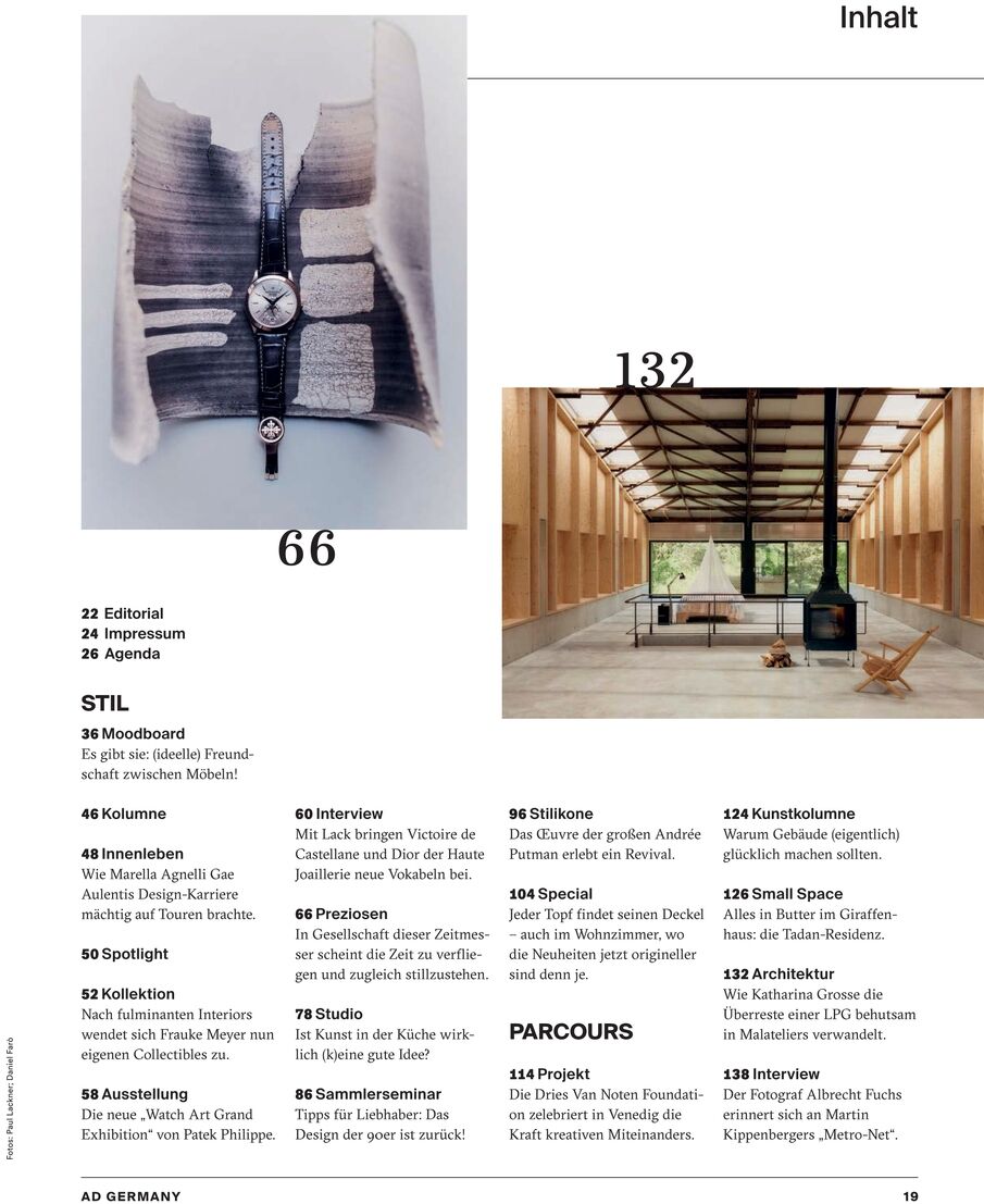 Sehr detailliertes Inhaltsverzeichnis einer deutschsprachigen Design- und Kunstzeitschrift mit zwei Fotos: oben links ein modernes Kunstfoto mit Uhr, rechts eine helle, offene Holzhallenarchitektur. Über den Bildern schwarze Zahlen. Darunter strukturierter Text zu Themen und Rubriken.