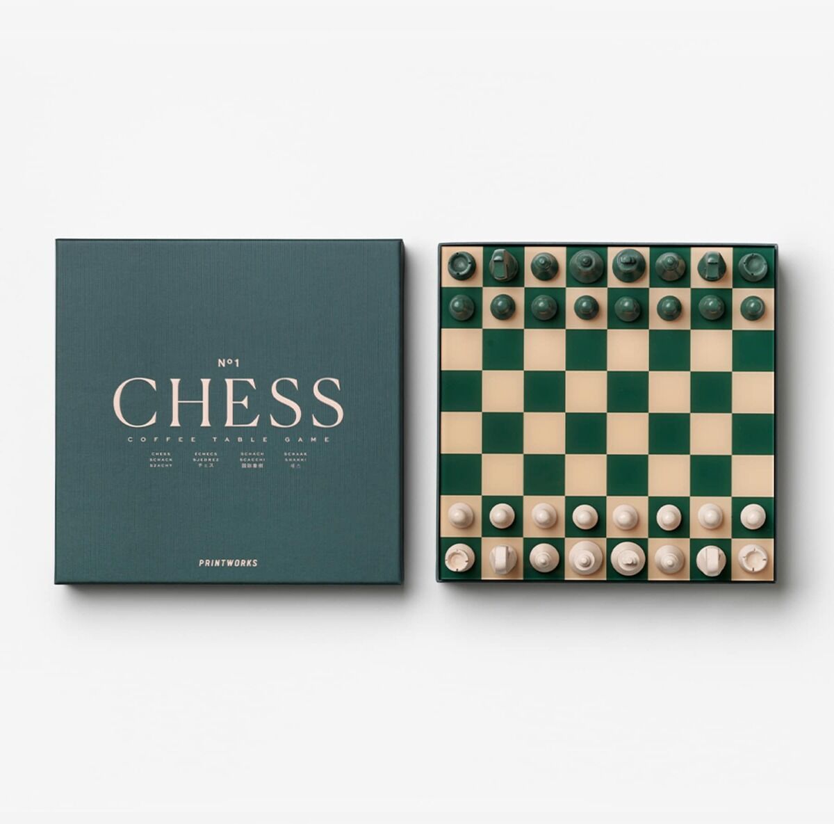 Ein Schachspiel namens »Classic Chess« mit einem Schachbrett und Schachfiguren. Links befindet sich eine schwarze Box mit der Aufschrift »No 1 Chess«, rechts das geöffnete Schachbrett mit dunkelgrünen und weißen Schachfiguren.