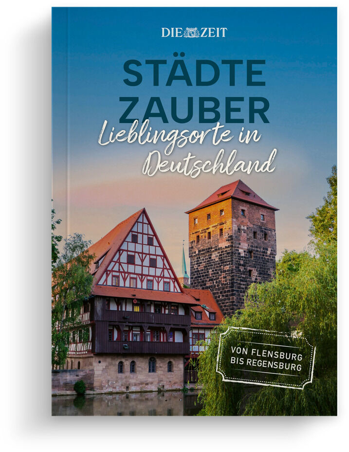 Das Buchcover zeigt den Titel »Städtezauber – Lieblingsorte in Deutschland« von DIE ZEIT. Im Vordergrund stehen historische Fachwerkhäuser und ein mittelalterlicher Turm vor Bäumen. Der Himmel ist hellblau mit rosa Licht, mittig weiße Schrift, unten rechts ein gelbes Hinweisschild.