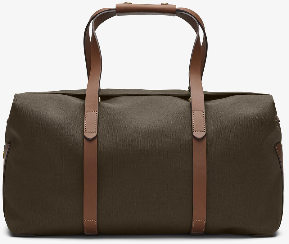 Eine stilvolle Reisetasche in Oliv mit braunen Ledergriffen und Trageriemen. Sie hat eine rechteckige Form und bietet viel Stauraum.