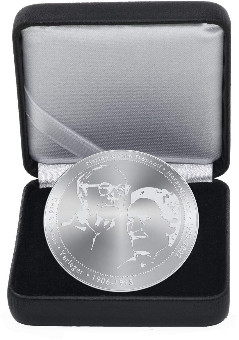 ZEIT-Medaille aus 999er Silber in einem schwarzen Etui mit einem grauen Satin-Innenfutter. Auf der Medaille sind zwei Porträts von Personen zu sehen, umgeben von eingeprägtem Text.