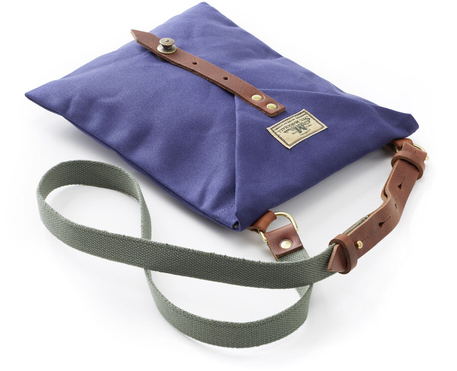 Blaues Kartenetui aus Canvas mit Lederdetails und verstellbarem grünen Gurt. Robustes, stilvolles und praktisches Design für Outdoor-Aktivitäten und Reisen.