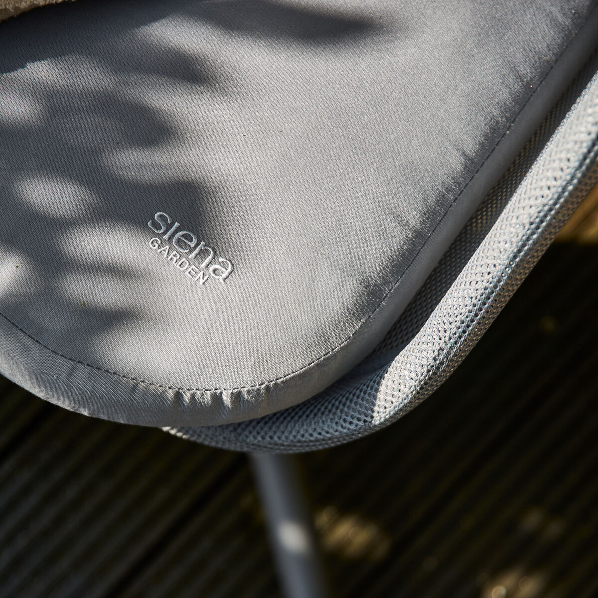 Detailaufnahme eines grauen Hängesessels »Yobaya« von Siena Garden mit einem robusten Stahlgestell auf einer Holzterrasse.