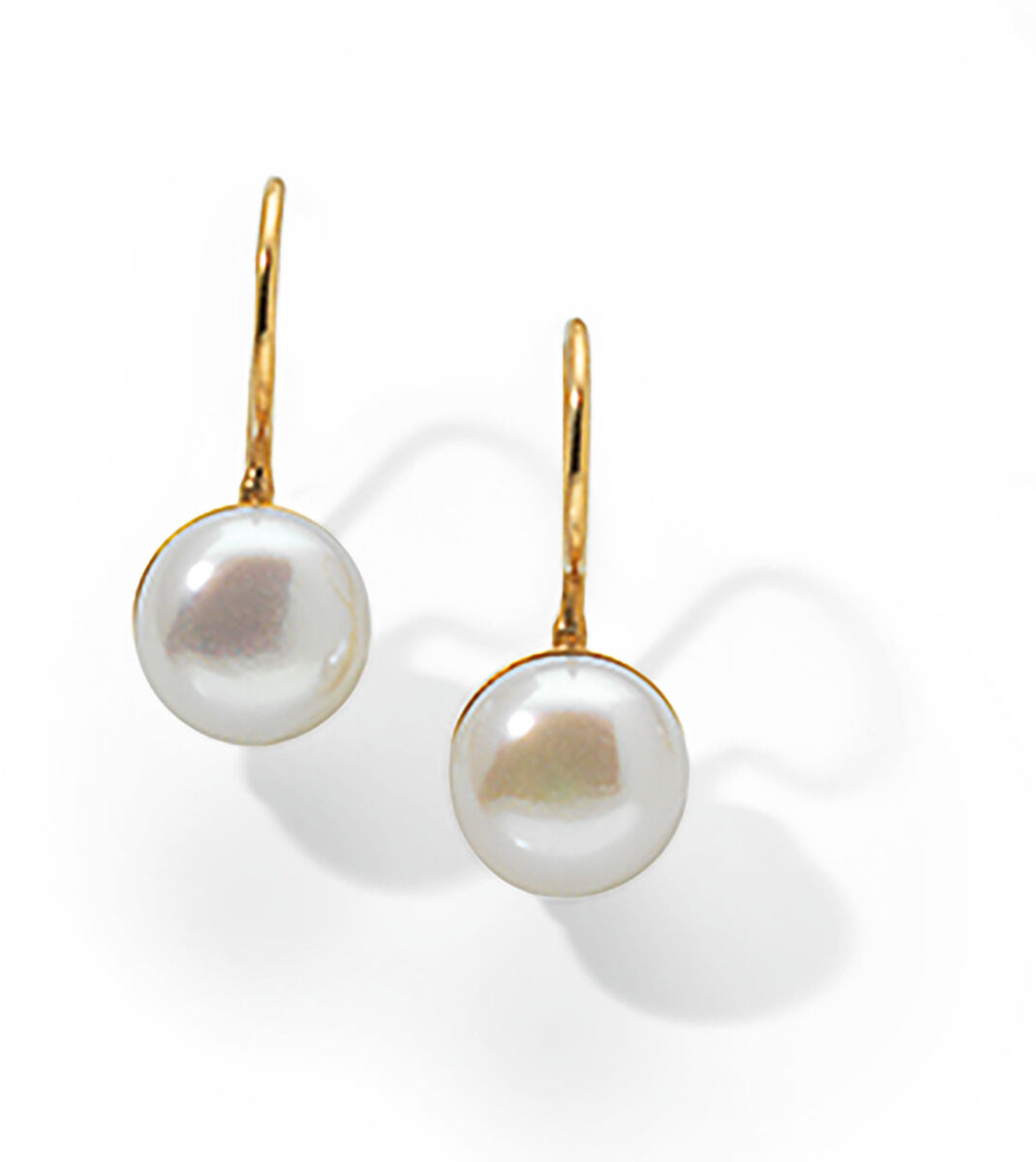 Schmuckset Margarita: Zwei elegante Perlenohrringe mit goldenen Haken. Die Perlen sind weiß und glänzend, perfekt für besondere Anlässe wie Hochzeiten oder Jubiläen.
