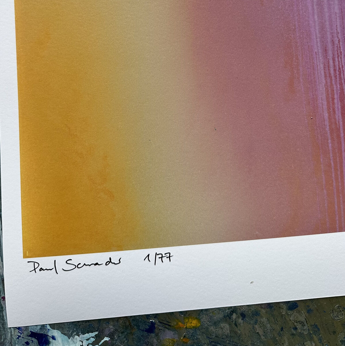 Abstraktes Kunstwerk mit einem Farbverlauf von Gelb zu Lila und Orange, signiert von Paul Schrader und nummeriert 1/77.