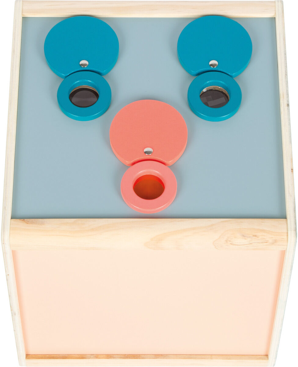 Eine Sinnes- und Fühlbox aus Holz mit einer hellblauen Oberfläche und drei kreisförmigen Öffnungen in rosa und blau. Geeignet für Kinder zur Förderung der taktilen Wahrnehmung.