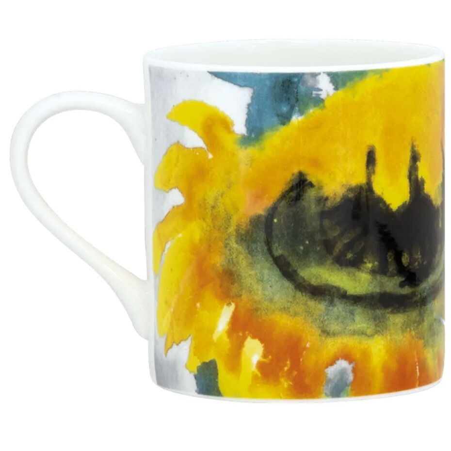 Porzellanbecher mit farbenfrohem Sommerblumen-Motiv im Stil von Emil Nolde. Dominierende Farben sind Gelb und Grün mit abstrakten, expressionistischen Pinselstrichen auf weißem Hintergrund. Klassischer Henkel, modernes Kunstdesign, geeignet für Kunstliebhaber.