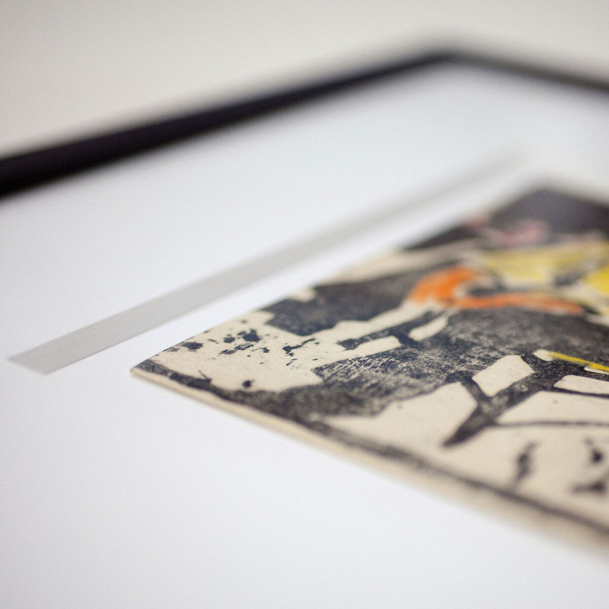 Ein Miniatur-Kunstwerk von Max Pechstein aus den Jahren 1910-1915, präsentiert in einem schlichten Rahmen. Das Bild zeigt expressionistische Formen und Farben, darunter Beige, Schwarz, Weiß, Orange und Gelb.