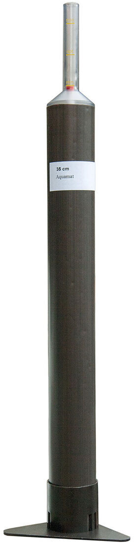 Ein mobiler Pflanzkübel in grauer Farbe, zylindrische Form mit einem weißen Etikett. Es hat eine Metallbasis für Stabilität.