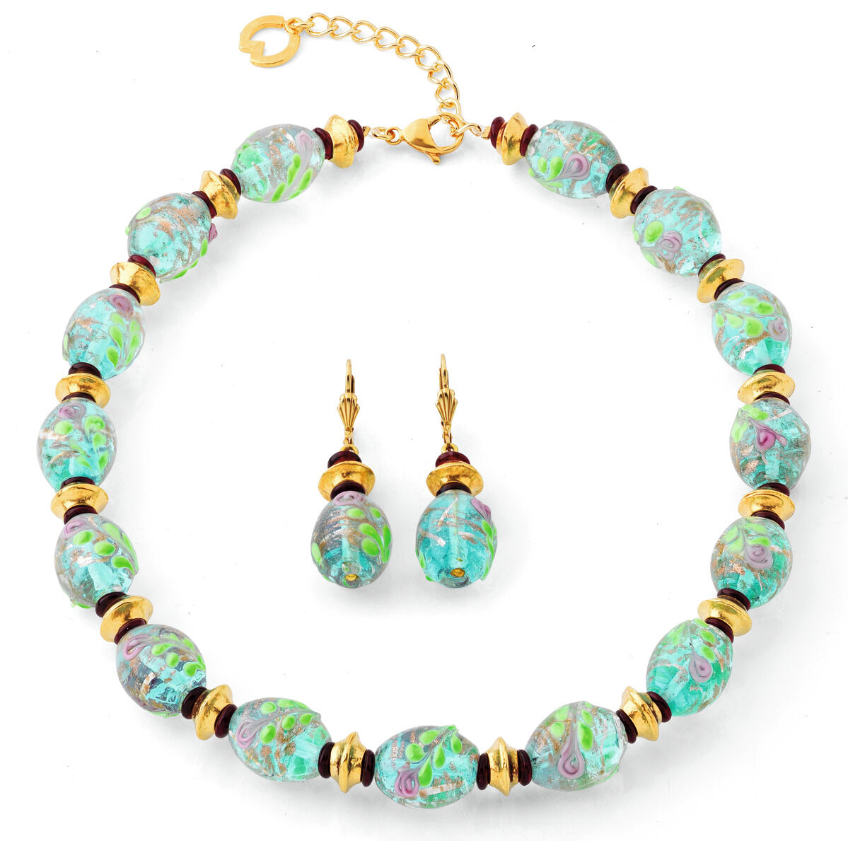 Schmuckset bestehend aus einer Kette und einem Paar Ohrringe von Petra Waszak, modell Nymphéas, mit grün-türkis gemusterten Glasperlen und goldfarbenen Zwischenelementen, arrangiert auf weißem Hintergrund. Das Design ist von Monets Seerosen inspiriert.