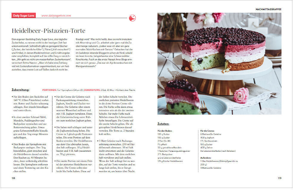 Offene Buchseite des Kochbuchs 'Sonntagsessen' mit einem Rezept für Heidelbeer-Pistazien-Torte, die fertige Torte ist auf der rechten Seite abgebildet.