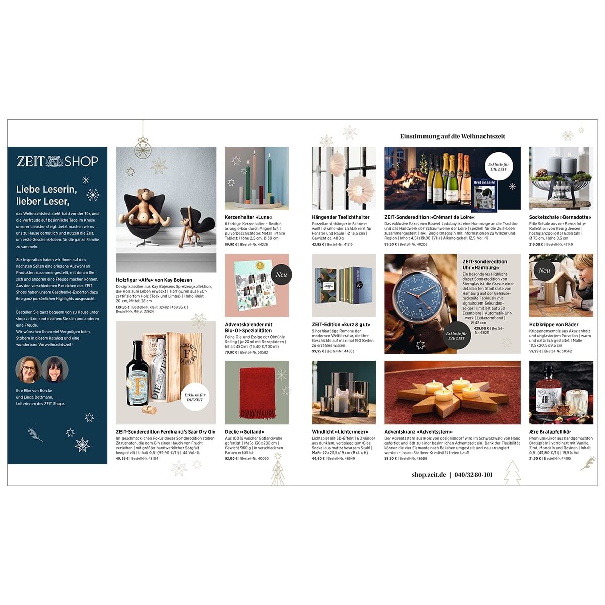 Doppelseitige Katalogseite mit Geschenkideen rund um Weihnachten aus dem ZEIT Shop. Abgebildet sind verschiedene Produkte wie Bücher, Weinpakete, Spirituosen, Dekoration, Accessoires und Kunstobjekte, präsentiert auf neutral weißem Hintergrund mit goldenen und roten Akzenten. Die Seite enthält Produktbilder, kurze Beschreibungen, Preise und Bestellinformationen für interessierte Kunden und Leserinnen.