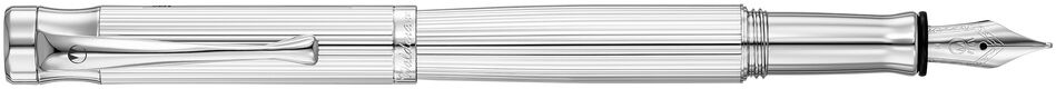 Ein eleganter Füllfederhalter der Marke »Tango« aus silbernem Metall mit schwarzen Details.
