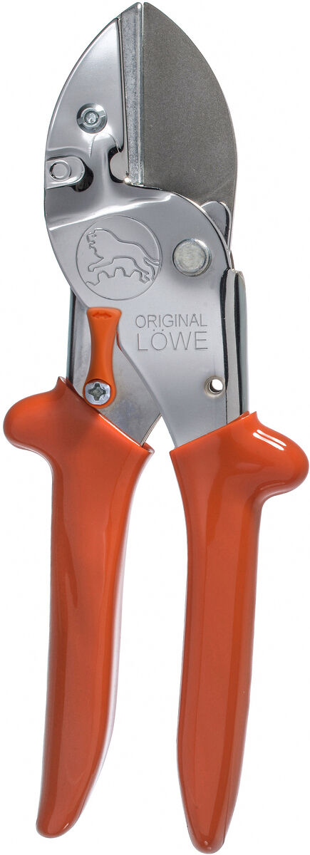 Ein klassisches Modell der Schere von Original LÖWE, mit orangefarbenen Griffen und einer silber-grauen Schneide aus Metall, die sich zum Schneiden von Ästen und verschiedenen Pflanzen eignet.