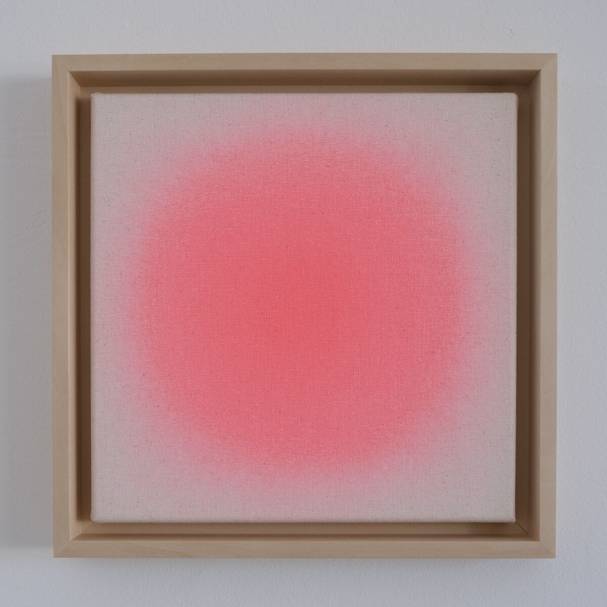 Quadratisches Bild mit holzgerahmter Leinwand, auf der ein roter, nach außen weich verlaufender Farbton zentral vor einem weißen Hintergrund erscheint. Modernes und minimalistisches Kunstwerk der ZEIT-Sonderedition Sorbet »Rot«, 25 mal 25 Zentimeter groß, geeignet zur modernen Wanddekoration.