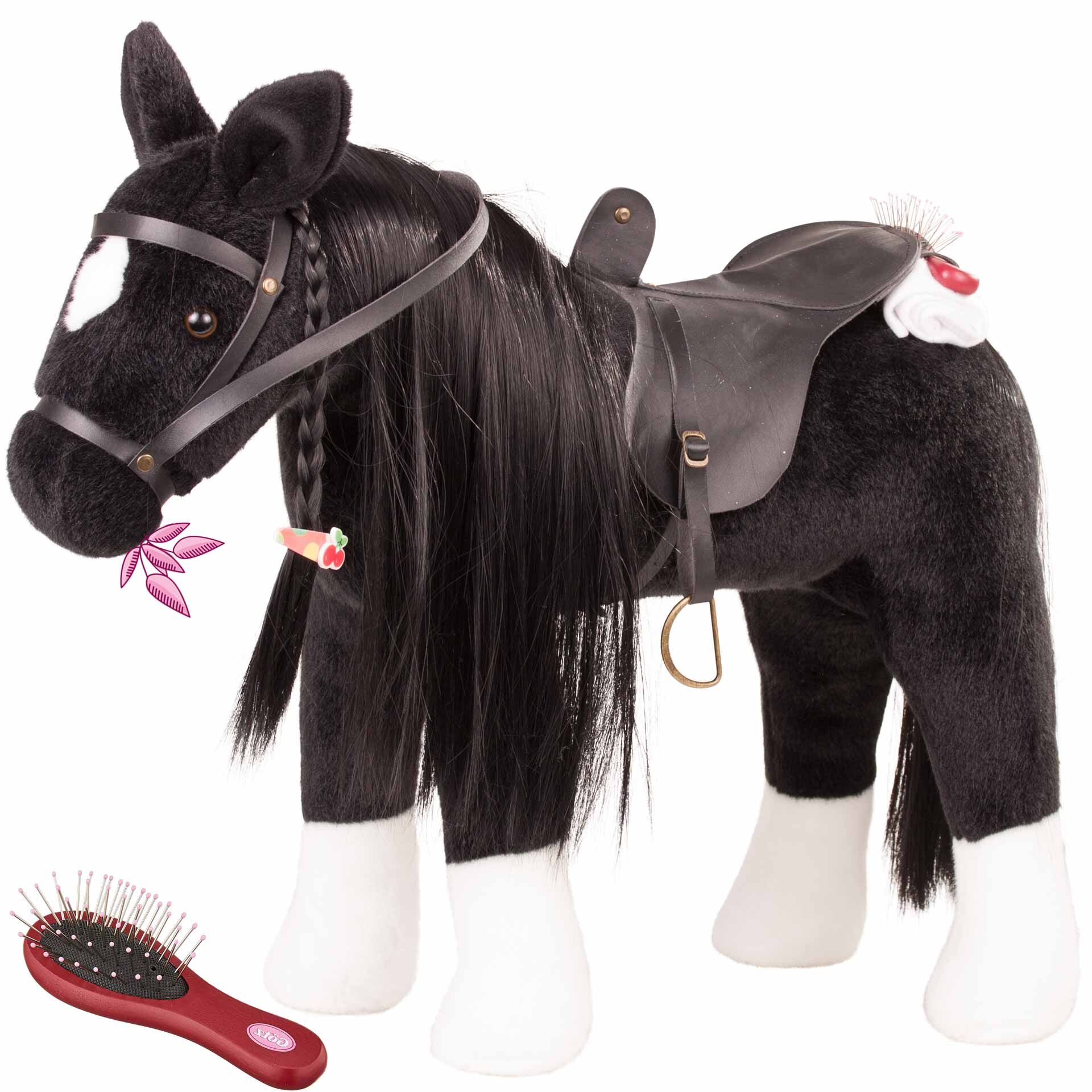 Das Bild zeigt ein schwarzes Plüschpferd mit Sattel, Zaumzeug und weißer Mähne und Schweif. Neben dem Kämmpferd »Rappe Max« liegt eine rote Bürste zum Pflegen des Fells und der Mähne. Das Spielzeugpferd ist detailreich gestaltet und für Kinder geeignet.