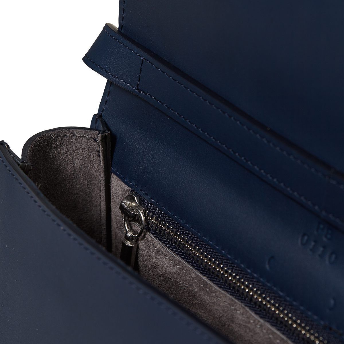 Nahaufnahme einer hochwertigen blauen ZEIT-Sonderedition Lederschultertasche von DIE ZEIT mit einem Reißverschluss und Innentasche.