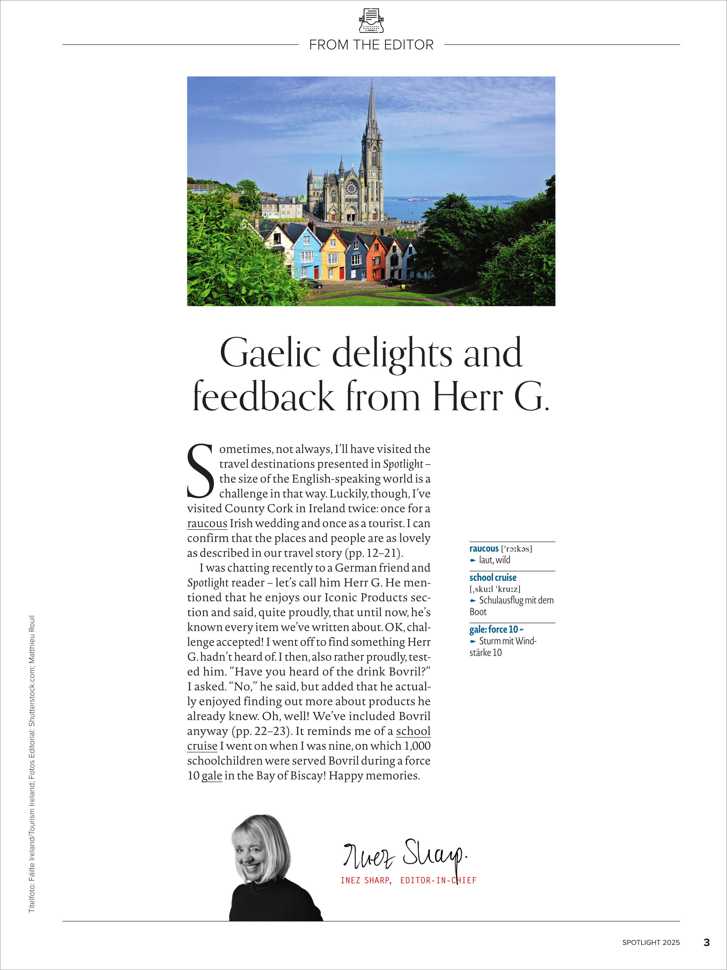 Eine Magazinseite mit einem Foto einer irischen Kirche und bunten Häusern im Vordergrund. Darüber steht die Überschrift 'Gaelic delights and feedback from Herr G.' sowie ein Begrüßungstext der Redaktion. Im unteren Bereich ist die Unterschrift der Chefredakteurin und ein kleines Redaktionsfoto zu sehen.
