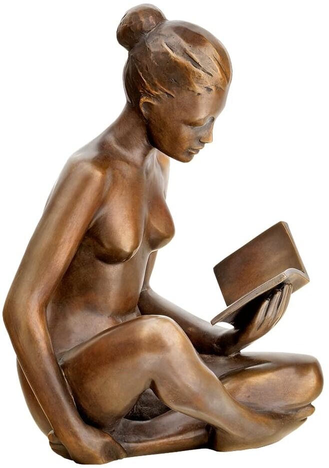 Bronzeskulptur einer sitzenden, lesenden Frau. Die Figur zeigt eine Frau, die in einem Buch liest, mit entspanntem Ausdruck und gekreuzten Beinen. Die Skulptur hat eine glatte, glänzende Oberfläche und trägt keine Kleidung.