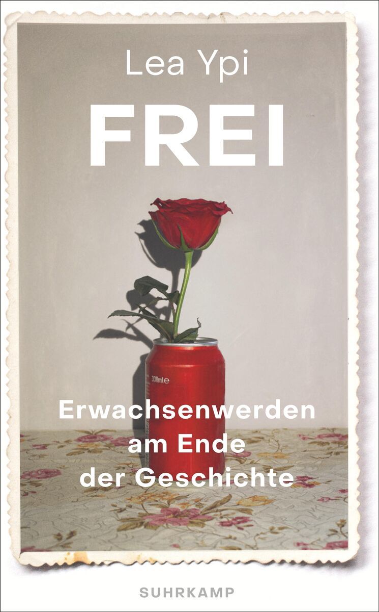 Buchcover von Lea Ypis 'Frei' mit einer roten Rose in einer roten Getränkedose auf einem Tisch mit Blumendekor. Der Text darauf lautet: 'Lea Ypi, FREI, Erwachsenwerden am Ende der Geschichte'.