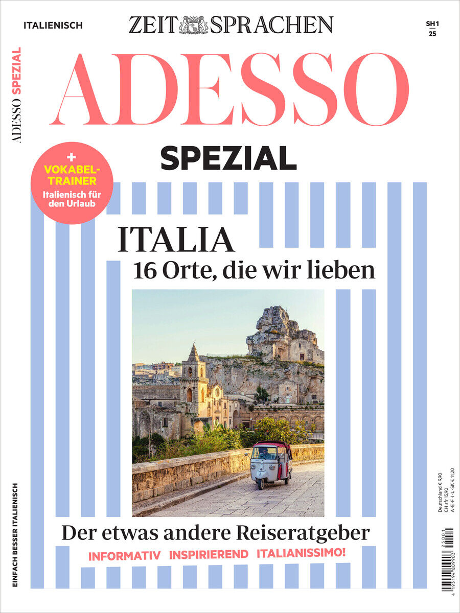 Titelseite des Adesso Magazins Ausgabe 4/2025 Sonderausgabe. Der Fokus liegt auf Italien als Reiseziel mit 16 vorgestellten Orten. Enthält einen Vokabeltrainer für den Urlaub. Das Design zeigt blaue Streifen und ein Bild einer malerischen Straße.