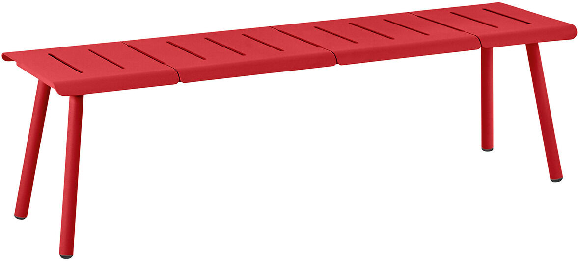 Eine rote, moderne 3-Sitzer-Bank aus Metall, mit schlankem und minimalistischem Design, geeignet für den Außenbereich.