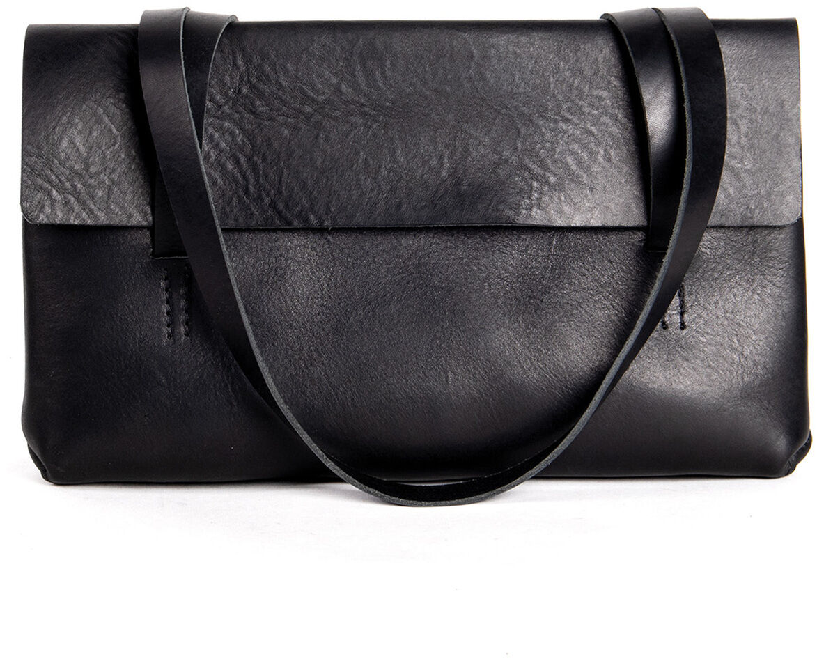 Schwarze Schultertasche aus Kernleder mit glatter, leicht glänzender Oberfläche. Klare Linien, rechteckige Form und zwei lange Schulterriemen. Die Tasche wirkt minimalistisch und elegant, ideal für Beruf oder Alltag. Hintergrund ist komplett weiß, Produkt steht im Zentrum.