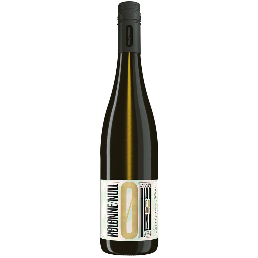Eine einzelne, moderne Flasche alkoholfreier Weißwein der ZEIT-Selektion »Try Dry«, stehend vor weißem Hintergrund. Die Flasche verfügt über ein stilvolles Etikett mit goldenen und grünen Akzenten und einem Schraubverschluss.