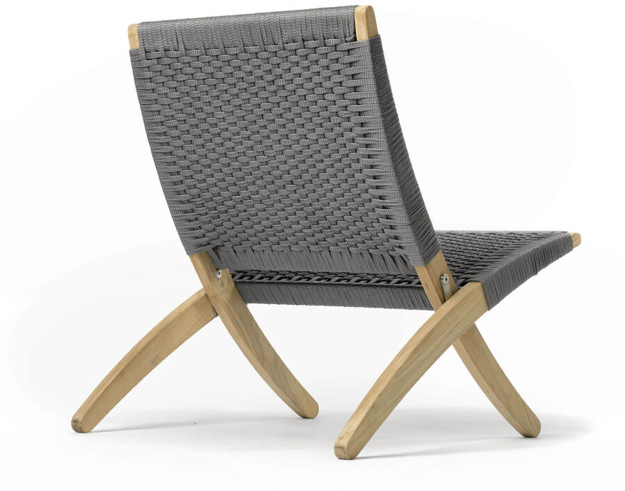 Bild eines MG501 Cuba Chair Outdoor. Der Stuhl zeigt ein modernes Design mit grauem Geflecht und einem Holzrahmen. Geeignet für den Außenbereich.