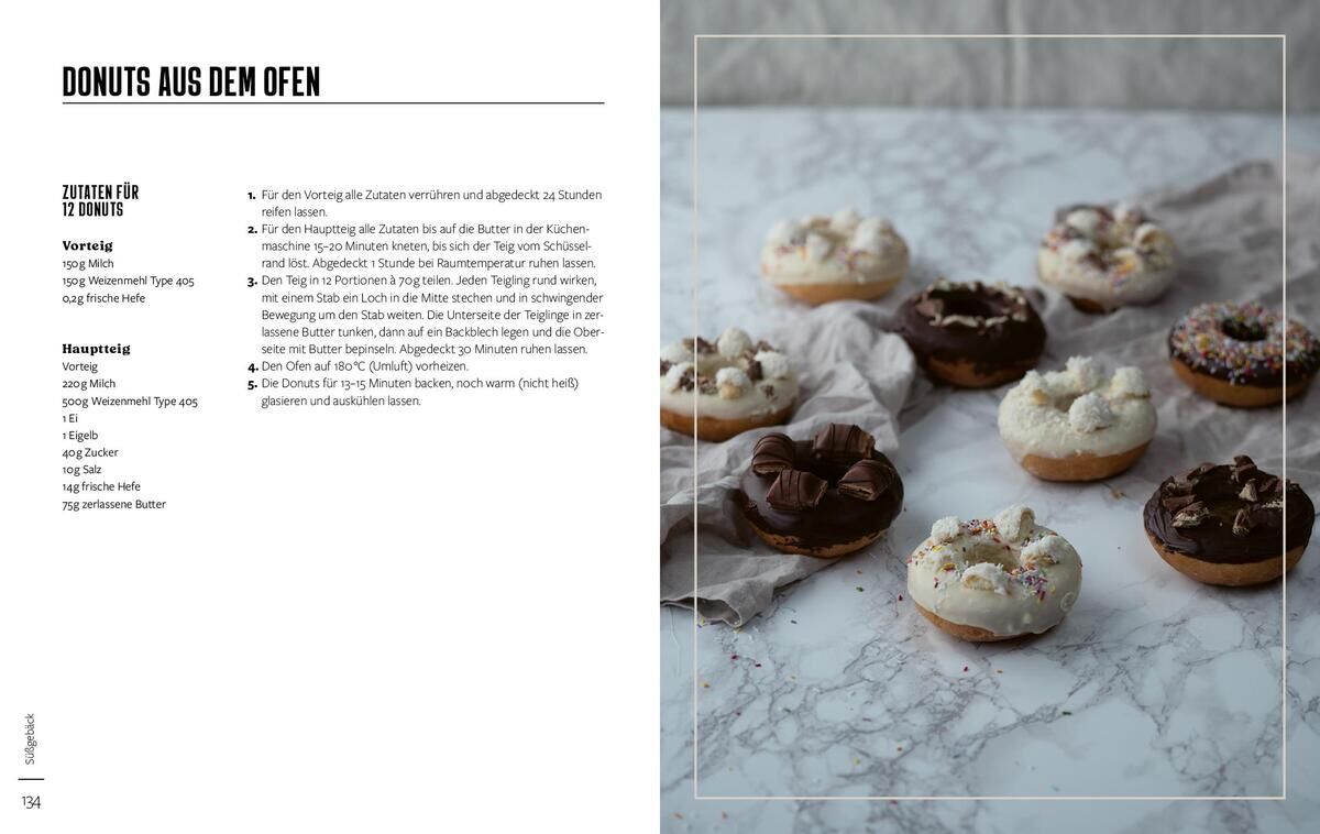 Seite aus einem Rezeptbuch mit dem Titel 'Donuts aus dem Ofen'. Zu sehen sind mehrere Donuts auf Backpapier, dekoriert mit unterschiedlichen Glasuren und Streuseln. Links ist das Rezept und die Anleitung in deutscher Sprache abgedruckt.