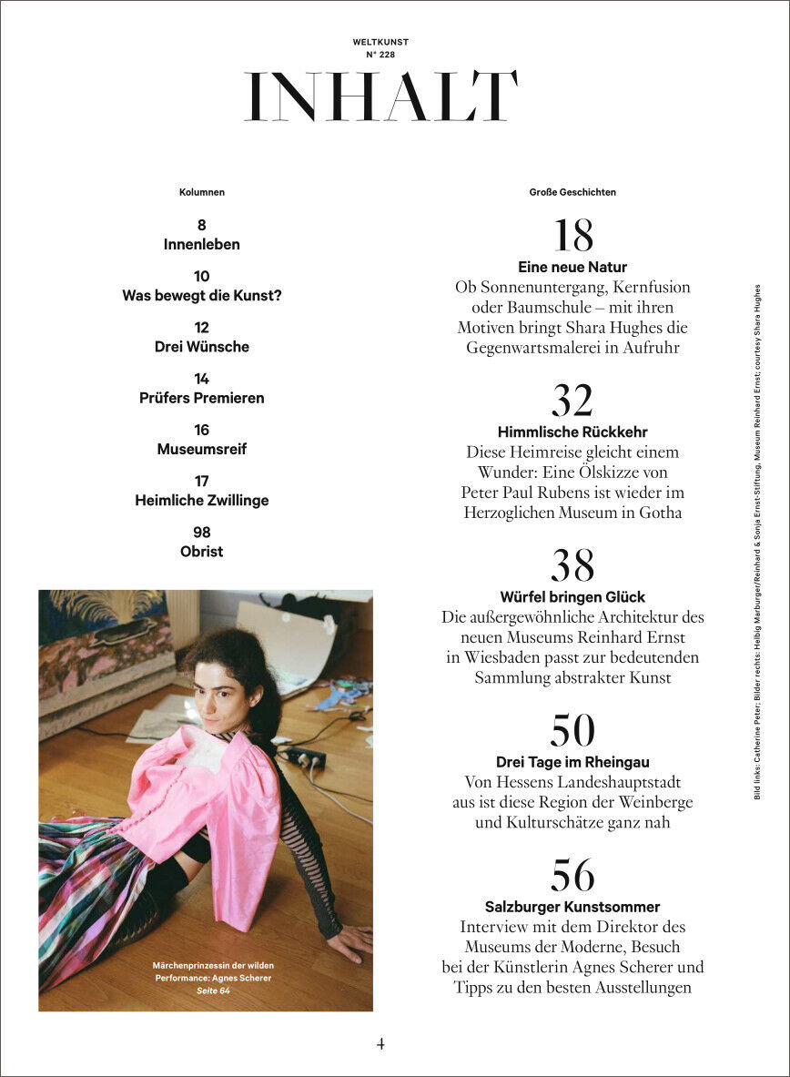Eine Seite der Zeitschrift WELTKUNST mit der Überschrift 'INHALT'. Im oberen Bereich befinden sich Textabschnitte, die verschiedene Artikel der Ausgabe beschreiben, einschließlich einer Liste von Seitenzahlen und Titeln. Unten links ein Foto von einer Frau, die sich in einem Stuhl entspannt, während sie farbenfrohe Kleidung trägt.