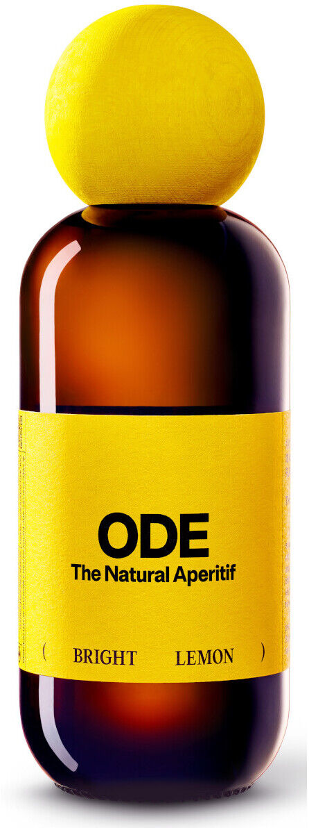 Eine braune Glasflasche des Aperitifs 'Bright Lemon' mit einem gelben Verschluss und gelbem Etikett. Der Text auf dem Etikett lautet 'ODE The Natural Aperitif'.