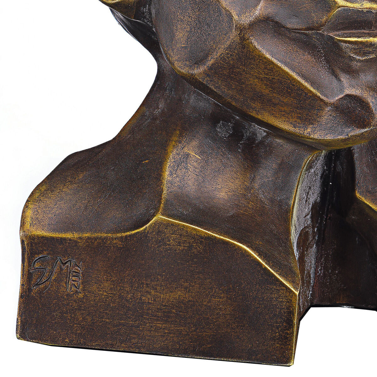 Detailaufnahme der Kunstbronze-Skulptur »Der Denker« von Margot Stöckl. Die Oberfläche zeigt markante, geometrische Strukturen in verschiedenen Bronzetönen mit goldenen Akzenten, signiert unten. Der Hintergrund ist neutral weiß, der Sockel kubisch-abstrahiert.