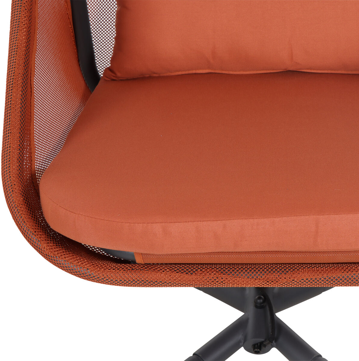 Der Hängesessel »Yobaya« von Siena Garden ist ein eleganter, frei hängender Sitzkorb mit pulverbeschichtetem Stahlgestell in dunklem Metallic-Ton. Der Bezug aus offenporigem Air Mesh-Polyester präsentiert sich in leuchtendem Rot. Klare Linien, modernes Design und hochwertige Verarbeitung prägen das Bild.