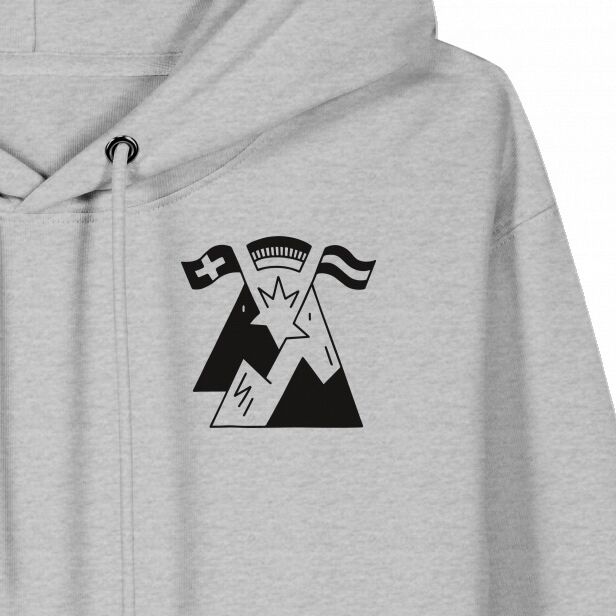 Detailansicht eines grauen Hoodies mit Schnürsenkel und schwarzem grafischen Druck. Das Design zeigt zwei stilisierte Bergspitzen, darüber schweizerische und deutsche Flagge, sowie ein zentrales grafisches Symbol. Modernes, minimalistisches Alpen-Motiv.