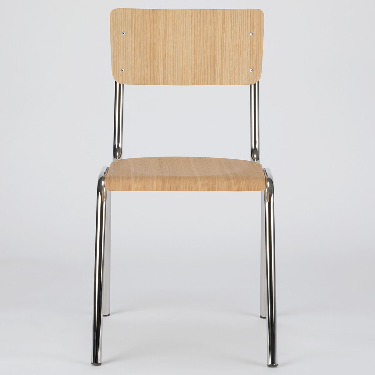 Ein minimalistisch designter Stuhl mit Sitzfläche und Rückenlehne in Holzoptik sowie silbernen Metallbeinen, geeignet für vielseitige Inneneinrichtungen.