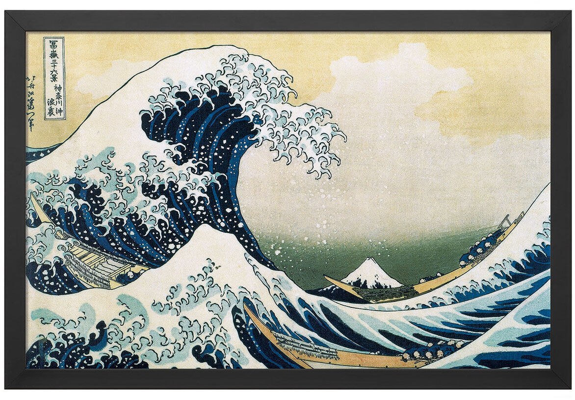 Ein berühmtes Kunstwerk von Katsushika Hokusai namens 'Die große Welle vor Kanagawa' aus dem Jahr 1830, das eine riesige Welle zeigt, die drei Boote trifft, während der Berg Fuji im Hintergrund sichtbar ist. Die dominierenden Farben sind Blau, Weiß, Beige, Schwarz und Grün.