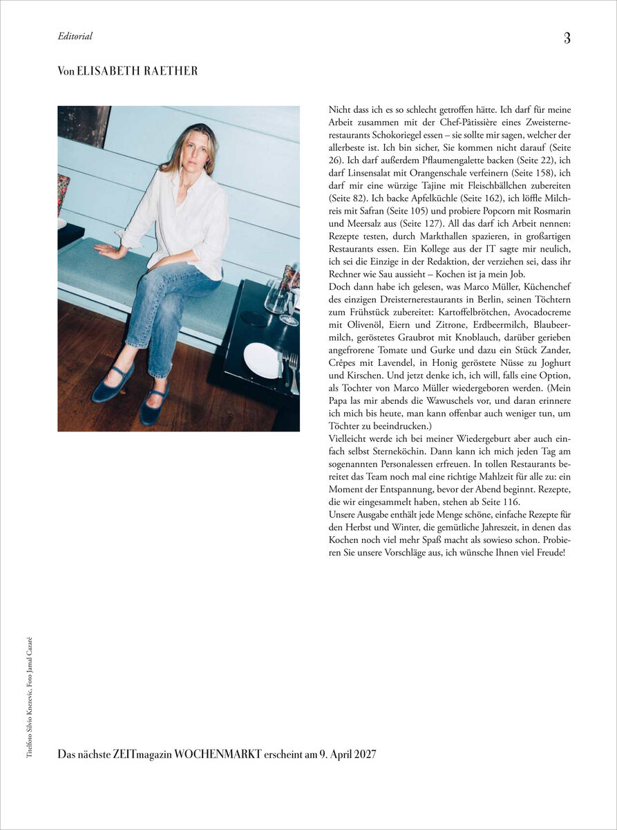 Magazinseite mit Editorial von Elisabeth Raether. Links ein Farbfoto einer Frau auf blauer Bank, leger gekleidet mit weißer Bluse und Jeans. Rechts Fließtext, unten ein Hinweis auf die nächste Ausgabe des ZEITmagazin WOCHENMARKT. Schlichte, helle Gestaltung.
