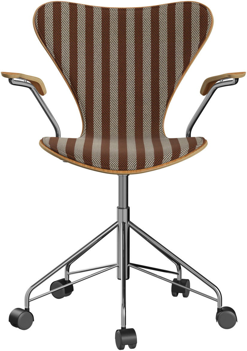 Der Schreibtischstuhl "Serie 7" von Fritz Hansen besitzt eine charakteristische, geschwungene Rückenlehne und Sitzfläche mit vertikal braun-beigen Streifen. Die Armlehnen sind mit hellem Holz abgesetzt, das Gestell besteht aus Chrom mit schwarzen Rollen.