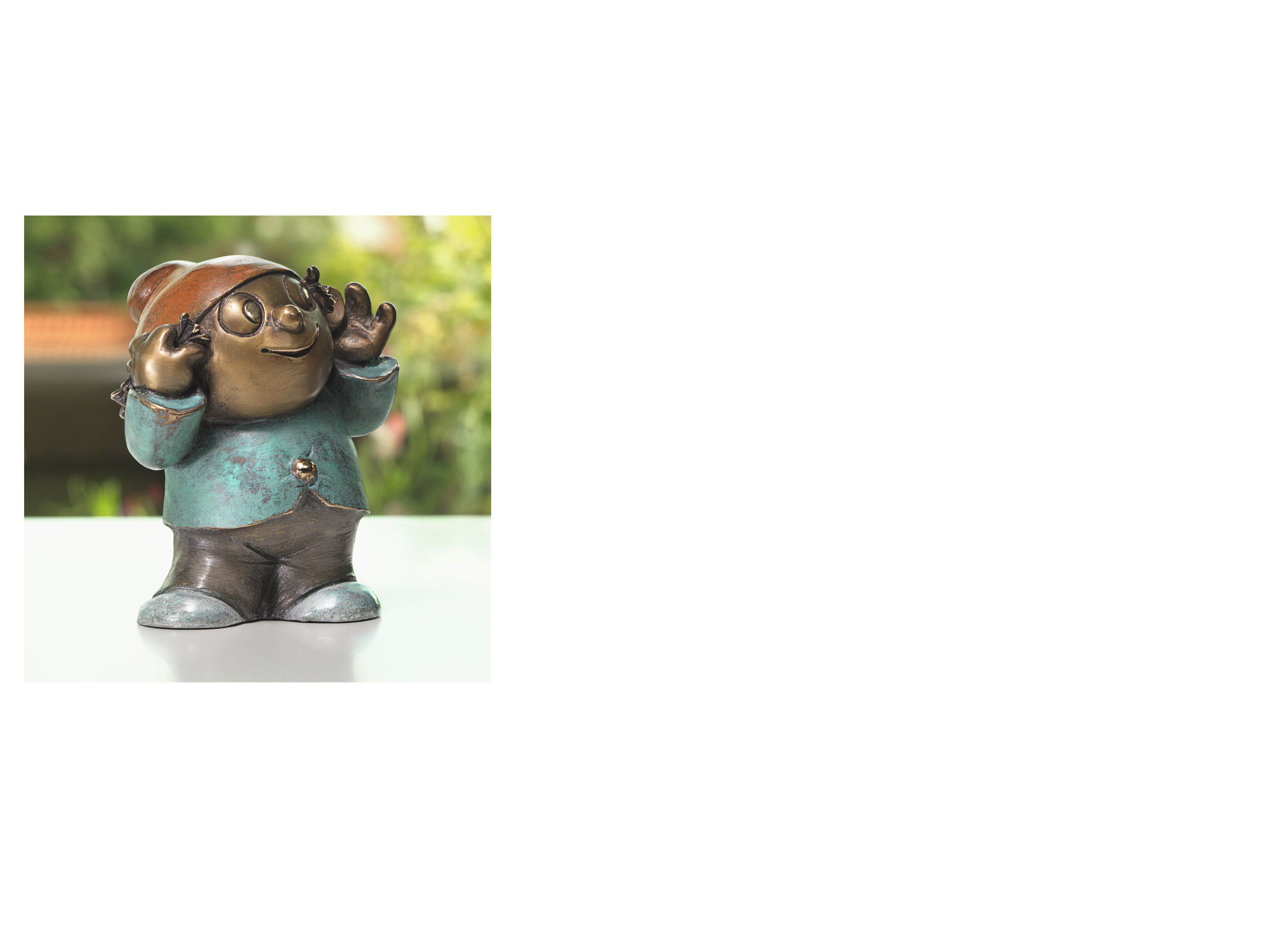 Das Bild zeigt das Wolf Gerlach Skulpturenset "Mainzelmännchen" aus Bronze von Ars mundi. Mehrere detailreich gestaltete, cartoonartige Mainzelmännchen in unterschiedlichen fröhlichen Posen sind nebeneinander aufgestellt. Die Figuren glänzen in bronzefarbenen Tönen auf heller Fläche.