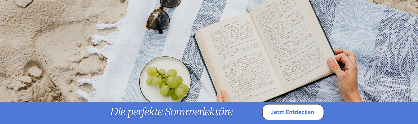 Link zur Kategorie Sommerlektüre. Eine Person liest ein Buch auf einem Strandhandtuch im Sand neben einer Sonnenbrille und einem Teller grüner Trauben. Im Vordergrund steht der Text 'Die perfekte Sommerlektüre' und ein Button mit der Aufschrift 'Jetzt Entdecken'.