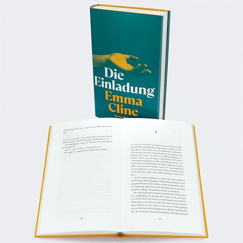 Das Bild zeigt das Buch 'Die Einladung' von Emma Cline. Das Buch hat ein grünes Cover mit weißer und gelber Schrift. Auf dem Cover ist eine stilisierte Hand abgebildet. Im Vordergrund ist das Buch geöffnet und zeigt bedruckte Seiten mit Text.