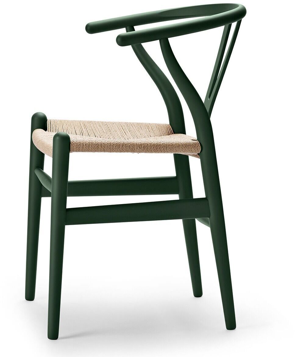 Sonderedition »Stuhl CH24 Soft« von Carl Hansen zeigt einen eleganten Esszimmerstuhl mit grünem Holzrahmen und einem geflochtenen Sitz aus Naturfaser.
