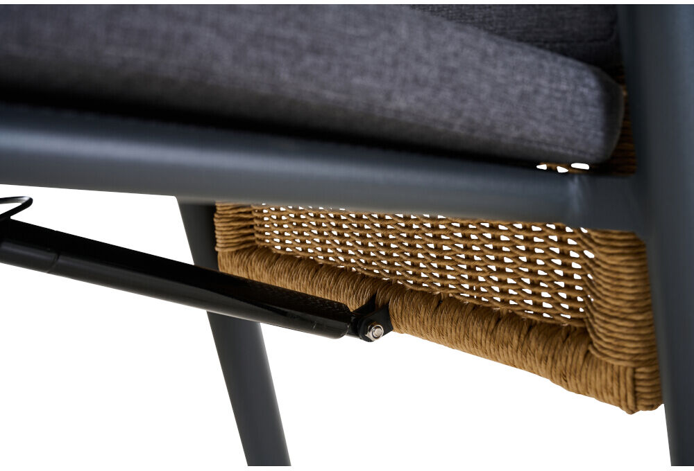 Detailaufnahme eines Sessels, Modell »Roma Dining Move«, mit grauer Polsterung, braunem Rattan und Metallgestell.